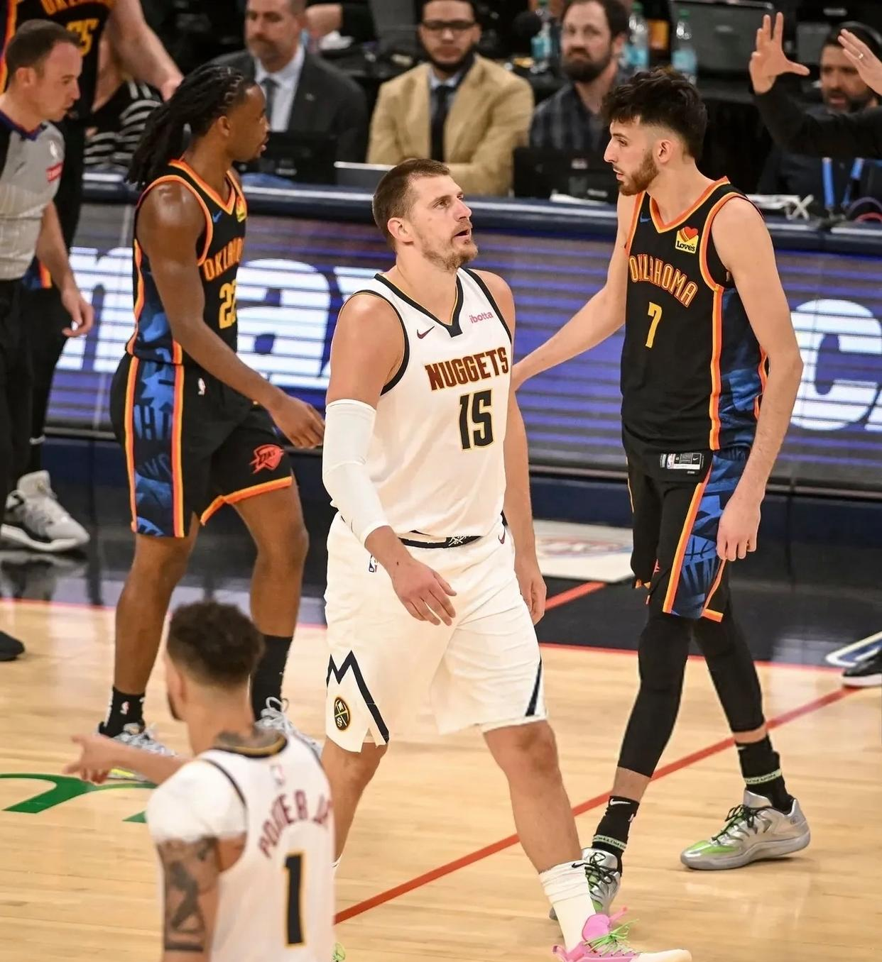 开云体育下载-包含赛地聚焦——NBA季后赛赛后热度飙升；尼斯队长鼓劲；悬念犹存；年轻球员得到机会的词条